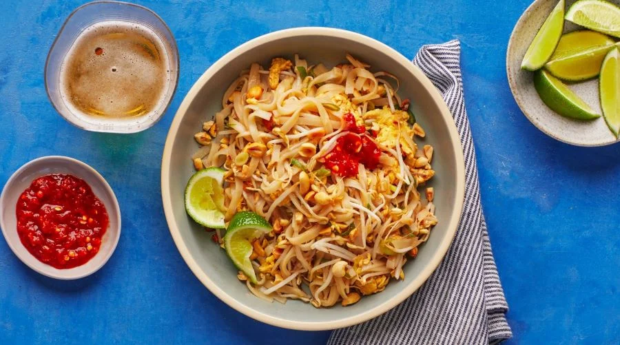 Pad Thái là món ăn truyền thống nổi tiếng đã có từ rất lâu tại xứ sở Chùa Vàng