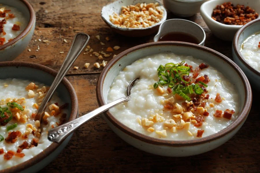 Cháo Jook được nấu từ gạo cùng rất nhiều nguyên liệu bổ dưỡng khác như nấm, hạt bí, gà,... 