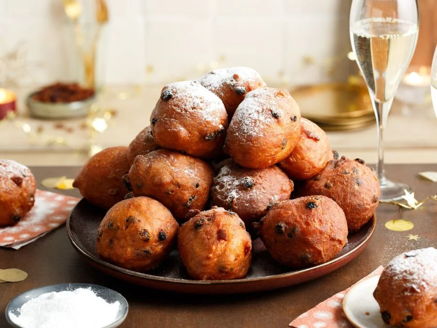 Bánh Oliebollen thể hiện niềm tin và hy vọng vào một năm mới tốt lành