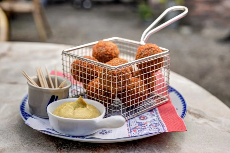 Khi thưởng thức, Bitterballen mang đến sự bùng nổ về hương vị trong khoang miệng