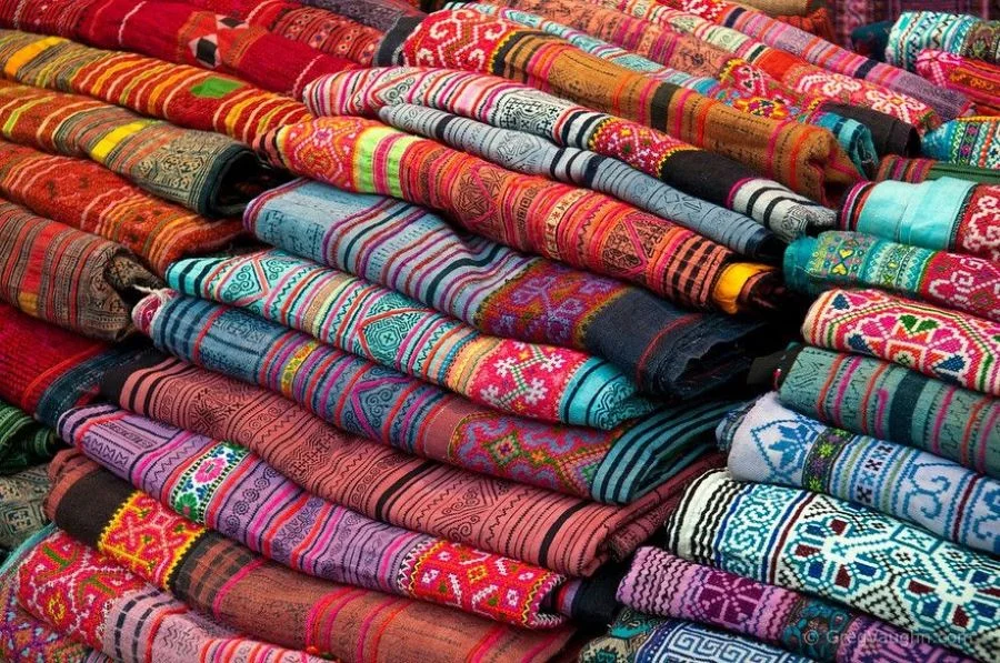 Tơ lụa truyền thống Thái Lan được dệt hoàn toàn thủ công, đạt đến độ tinh xảo và chính xác cực kỳ cao