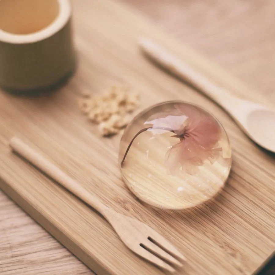 Bánh mochi được làm từ nước suối khoáng, có vị thanh mát và hình dạng độc đáo như giọt nước