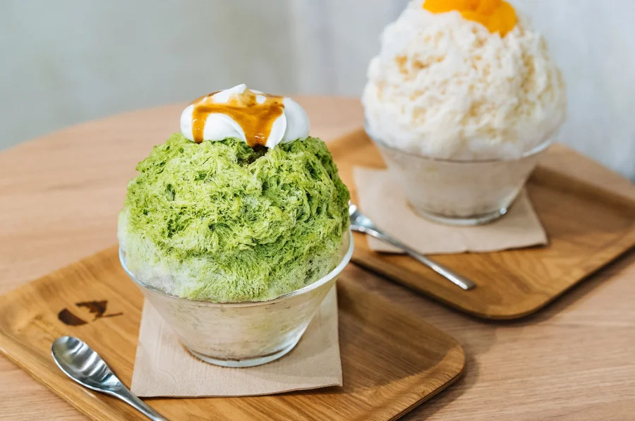 Đá bào mịn màng phủ lên các loại siro trái cây tươi mát là món ăn vặt được yêu thích vào mùa hè tại Nhật Bản