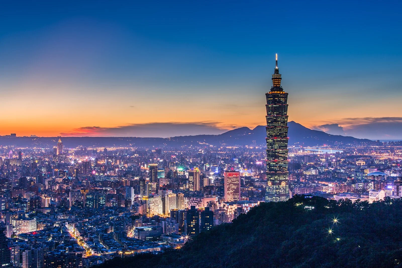 Taipei 101 sừng sững giữa lòng thành phố Đài Bắc