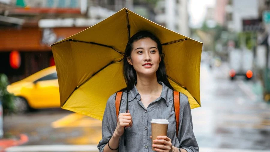 Hãy chuẩn bị ô hoặc áo mưa để đề phòng những trường hợp thời tiết bất thường bạn nhé 
