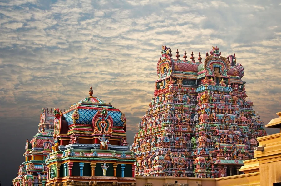 Khu đền Hindu Sri Mariamman với kiến trúc Dravidian ấn tượng, thu hút du khách bởi những bức phù điêu tinh xảo