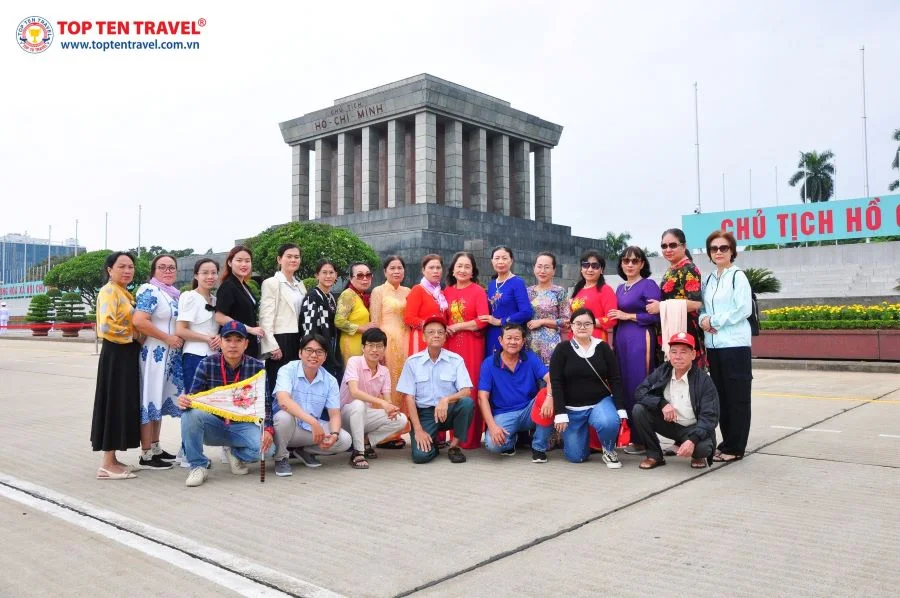 Hình ảnh đoàn khách Top Ten Travel trong tour du lịch trong nước