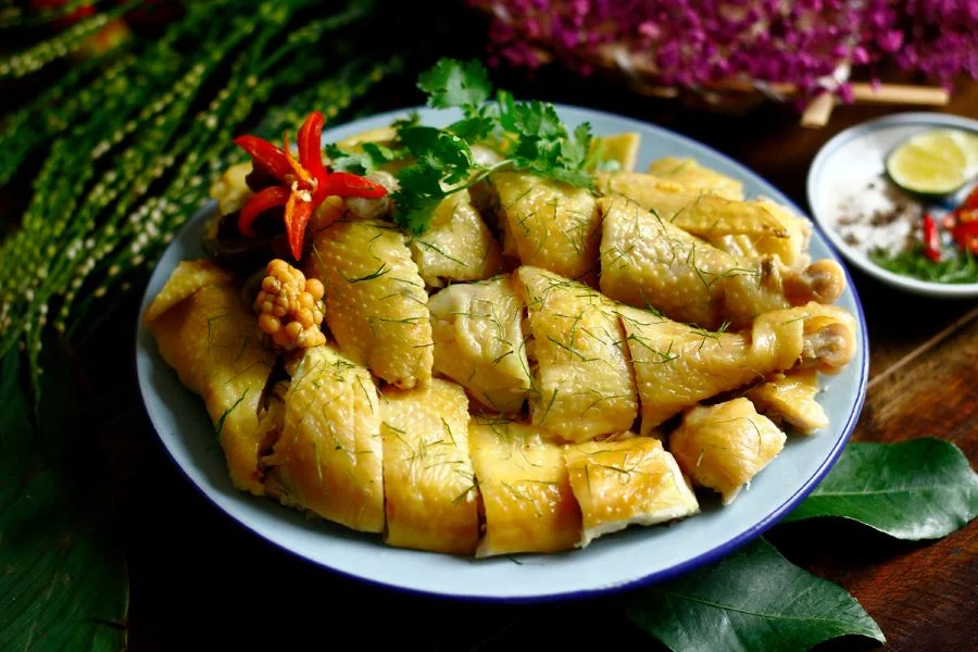 Gà luộc là một trong những món ngon quen thuộc trên mâm cơm ngày Tết