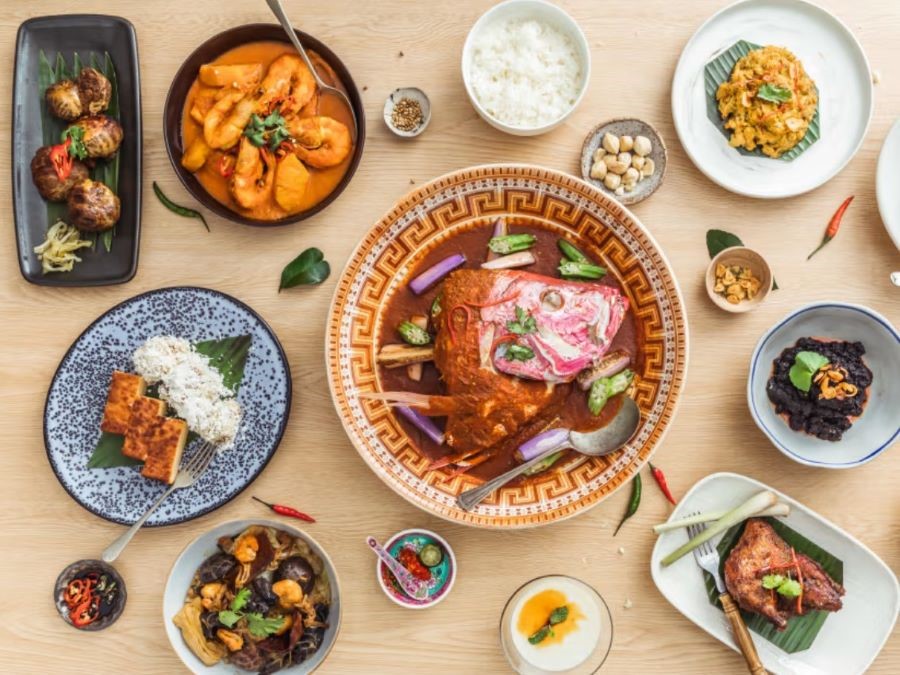 Cà ri đầu cá chịu ảnh hưởng từ ẩm thực của Malaysia và Trung Quốc
