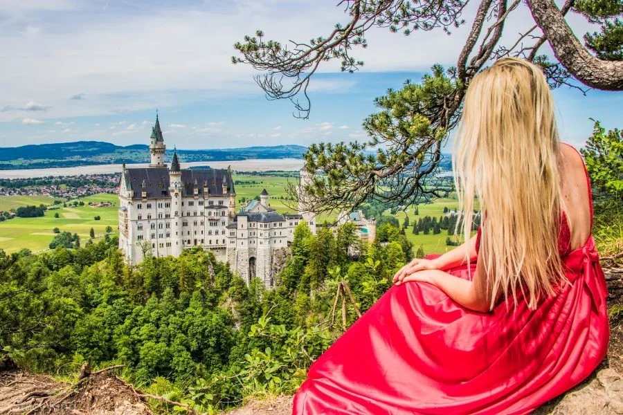 Lâu đài Neuschwanstein nằm trên những vách núi đá lởm chởm thuộc địa phận làng Schwangau ở miền Nam nước Đức
