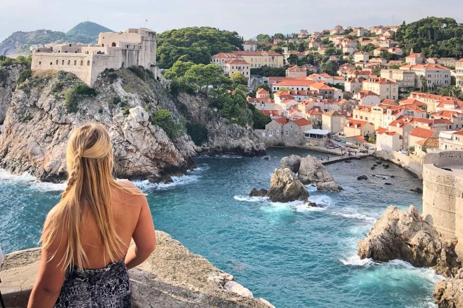 Dubrovnik nhìn từ xa tựa như viên ngọc quý nổi bần bật giữa màu xanh biêng biếc của vùng biển Adriatic 
