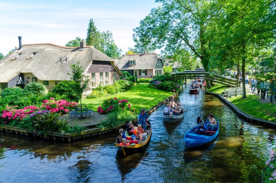 Làng cổ tích Giethoorn sở hữu hệ thống kênh đào rộng lớn trải dài hơn 7,5 km 