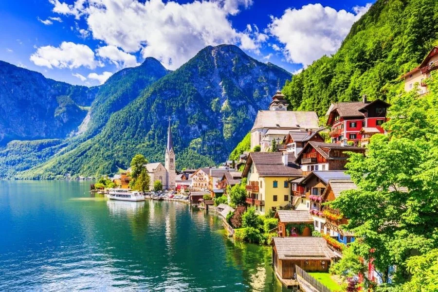 Thị trấn Hallstatt được mệnh danh là “hòn ngọc nước Áo” và là thị trấn bên hồ đẹp nhất thế giới