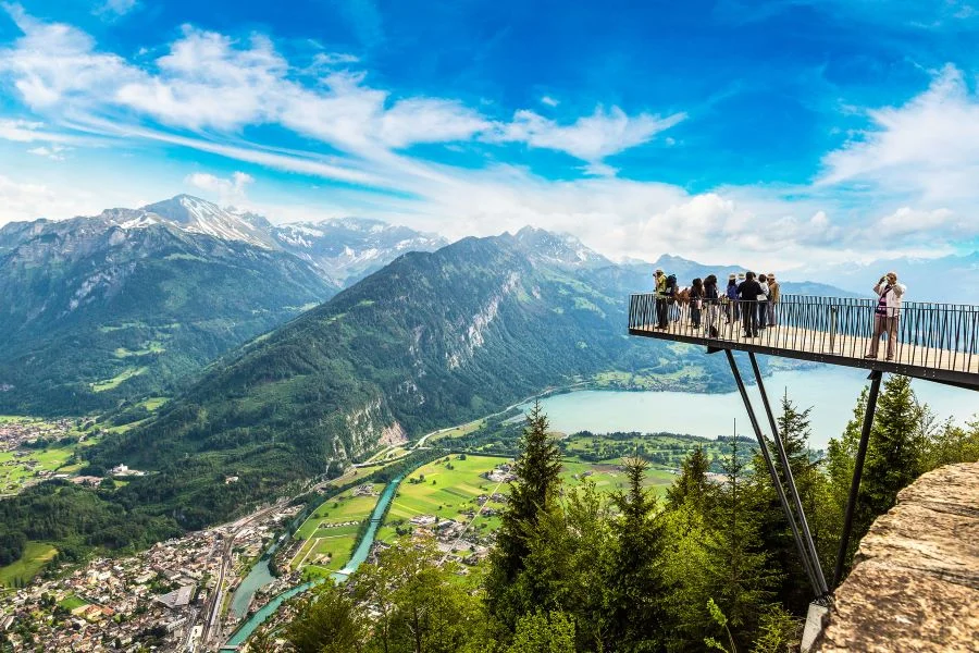 Thị trấn Interlaken sở hữu phong cảnh thiên nhiên tuyệt đẹp như đang bước ra từ tranh vẽ