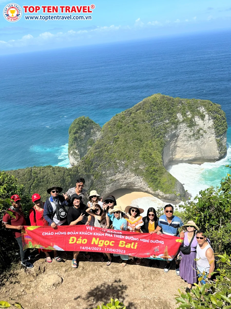 Đoàn khách nhà Top Ten Travel checkin cùng sống lưng khủng long
