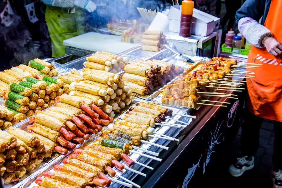 Con phố đi bộ dài chưa đầy 500m này sở hữu hàng trăm gian hàng bày bán đủ loại món ăn hấp dẫn