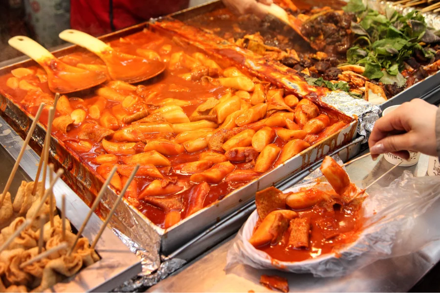 Sindang-dong được mệnh danh là thiên đường của món bánh gạo cay tteokbokki thơm ngon, hấp dẫn