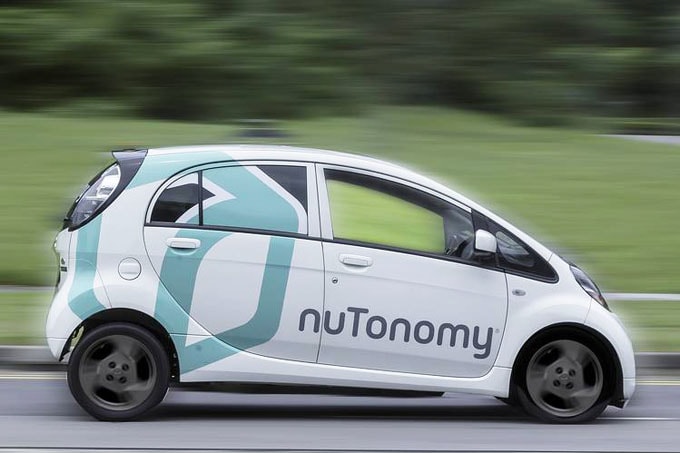Các khu ẩm thực Singapore đưa máy móc vào phục vụ khách taxi-khong-nguoi-lai-o-singapore-min