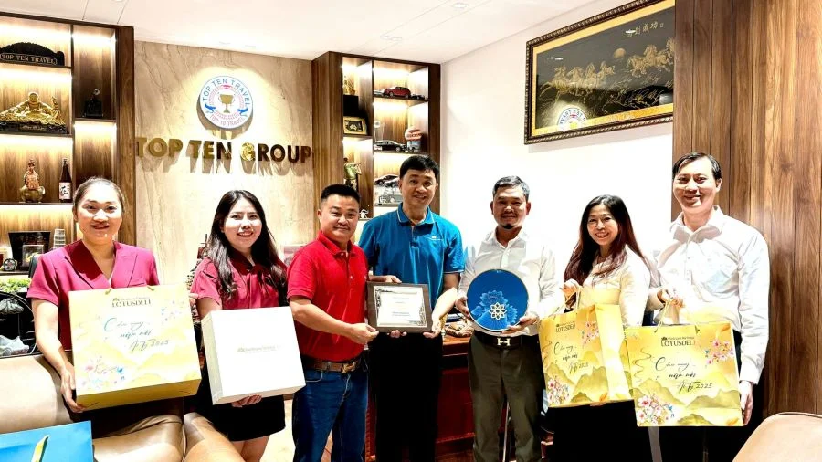 Đại diện Vietnam Airlines trao bằng chứng nhận “TOP 5” cho Ban Lãnh Đạo Top Ten Travel
