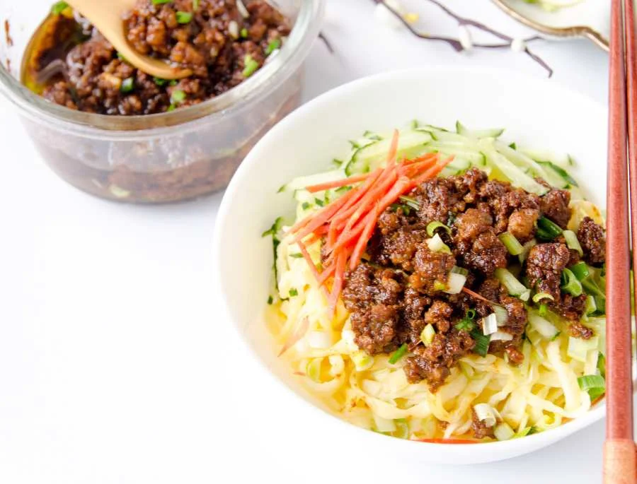 Điểm nhấn của mì Zha Jiang Mian chính là phần sốt tương đen sánh mịn