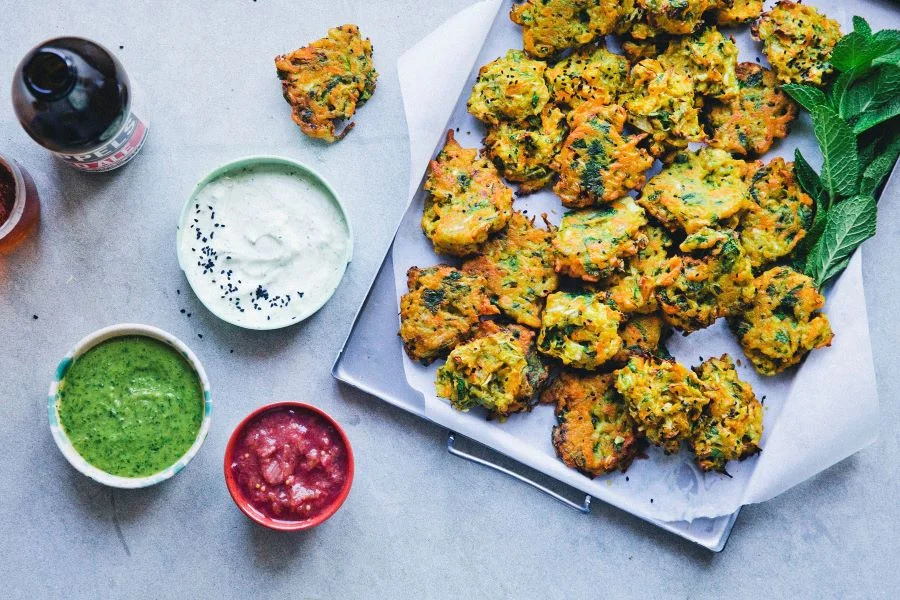 Pakora càng thơm ngon tuyệt hảo hơn khi được ăn kèm với nước sốt màu xanh đặc trưng của người Ấn