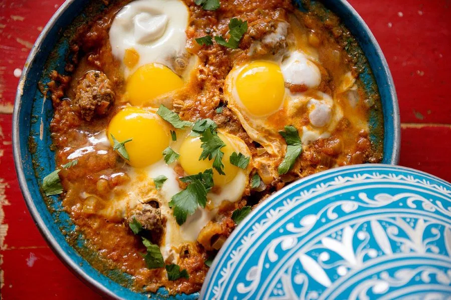 Thịt viên và trứng Tagine - món ngon cực kỳ phổ biến trong những bữa cơm thường ngày của các gia đình người Maroc