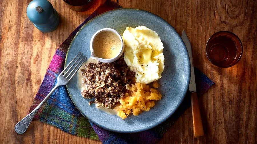 Neeps và Tatties thường được phục vụ chung với món ăn “quốc ẩm” Haggis