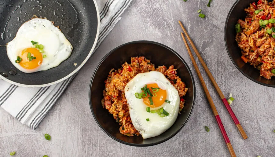 Bokkeumbap là sự kết hợp hài hòa giữa hương vị truyền thống của cơm chiên và những nét đặc trưng của ẩm thực Hàn Quốc