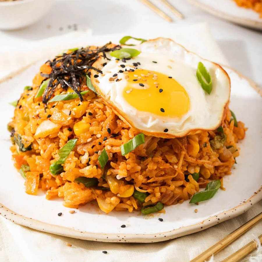Bokkeumbap được chiên cùng nhiều loại nguyên liệu khác nhau, từ thịt bò, thịt heo, hải sản cho đến rau củ