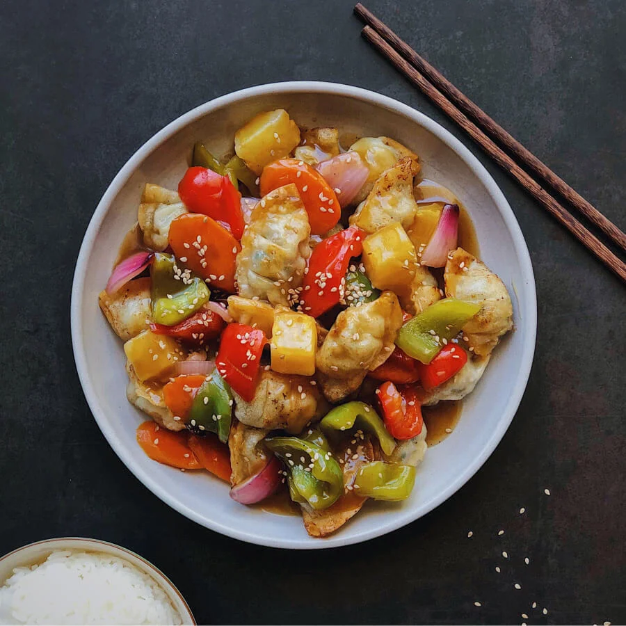 Tangsuyuk không chỉ ngon miệng mà còn rất đẹp mắt, với những miếng thịt lợn vàng ruộm xếp chồng lên nhau