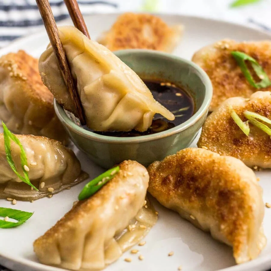 Món ăn này không chỉ ngon miệng mà còn rất tiện lợi, bạn có thể dễ dàng thưởng thức gunmandu bất cứ khi nào bạn muốn