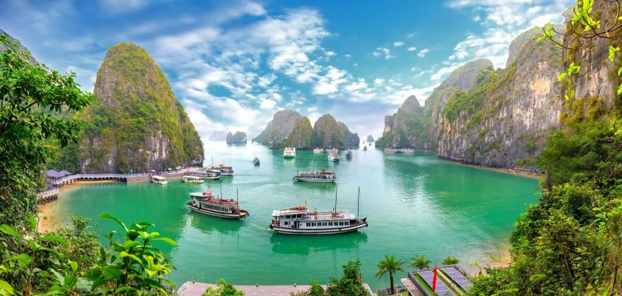 Vịnh Hạ Long sở hữu nhiều bãi biển đẹp cho chuyến du lịch mùa hè