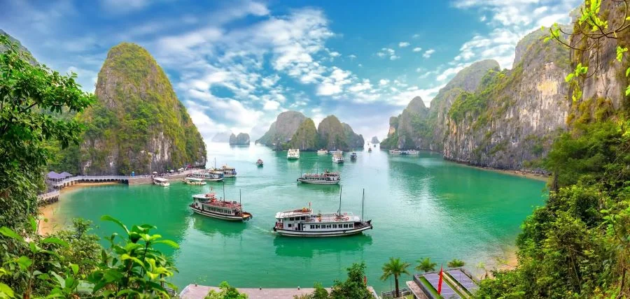 Vịnh Hạ Long sở hữu nhiều bãi biển đẹp cho chuyến du lịch mùa hè