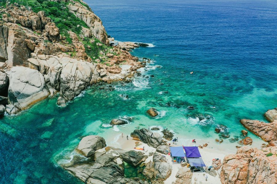 Vịnh Vĩnh Hy ở Ninh Thuận - một trong những bãi biển mùa hè đẹp nhất Việt Nam