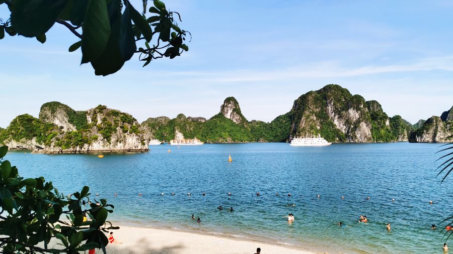 Du lịch Hạ Long, du khách sẽ được đắm chìm trong làn nước biển trong xanh mát lành