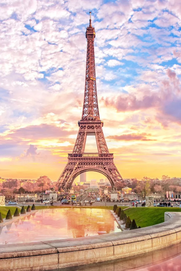 Công trình vĩ đại này được thiết kế bởi kiến trúc sư tài ba Gustave Eiffel, tháp Eiffel sở hữu chiều cao 324 mét