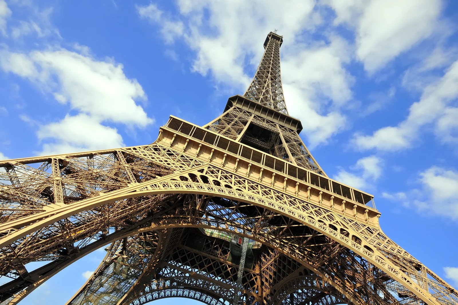 Tháp Eiffel được UNESCO công nhận là Di sản Thế giới, trở thành điểm đến thu hút đông đảo du khách gần xa đến chiêm ngưỡng và check-in