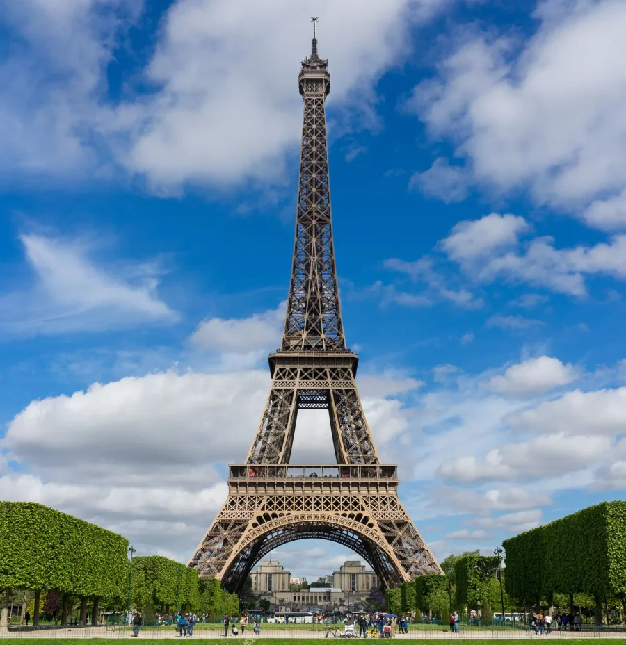 Tháp Eiffel xuất hiện nhiều trong các bộ phim, tác phẩm nghệ thuật và văn học nổi tiếng, gắn liền với hình ảnh tình yêu và lãng mạn