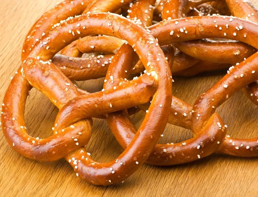 Bánh Brezel là một loại bánh mì nướng có nguồn gốc từ nước Đức.