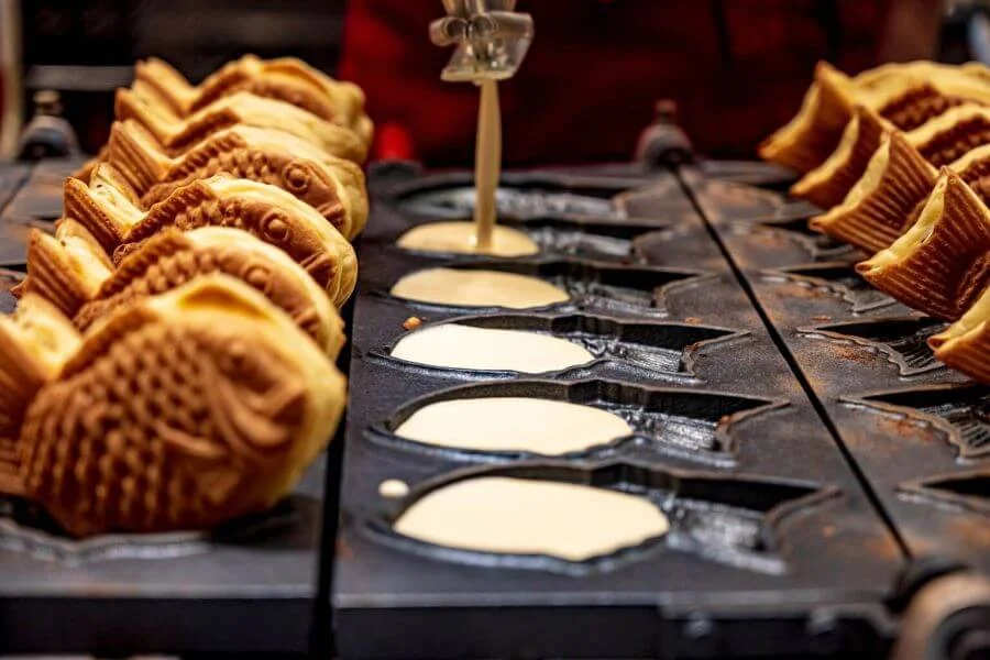 Bánh cá Taiyaki là một món ăn đường phố nổi tiếng của Nhật Bản