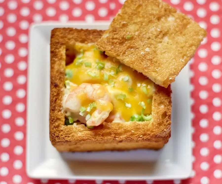 Tại sao món bánh mì quan tài lại được yêu thích?