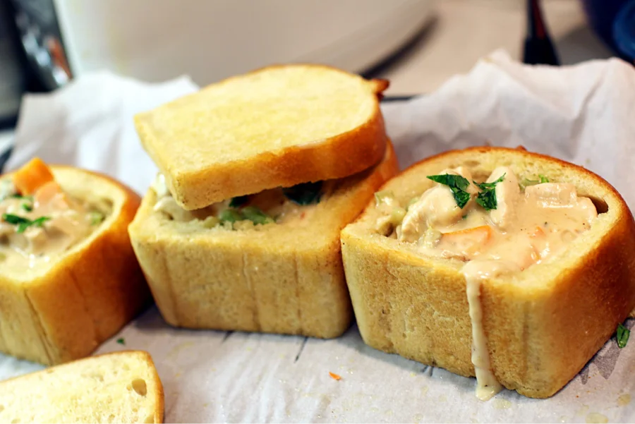 Bánh mì quan tài không chỉ thu hút du khách bởi cái tên độc đáo mà còn bởi hương vị thơm ngon khó cưỡng