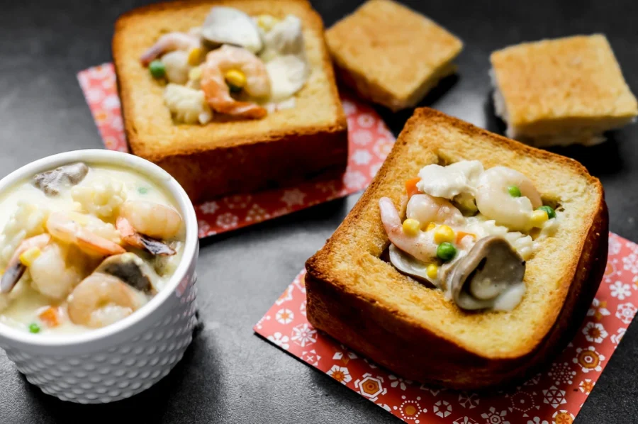 "Bánh mì quan tài" - cái tên gây ấn tượng mạnh mẽ bởi vẻ ngoài đặc biệt nhưng lại ẩn chứa hương vị vô cùng hấp dẫn
