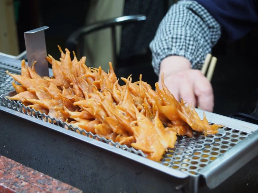 Bánh Tempura sẽ phải được đặt trên vỉ cho ráo dầu