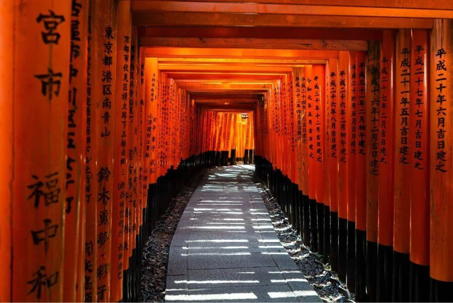 Ngôi đền tọa lạc dưới chân núi Inari và nổi tiếng với hàng ngàn cổng torii màu đỏ đặc biệt