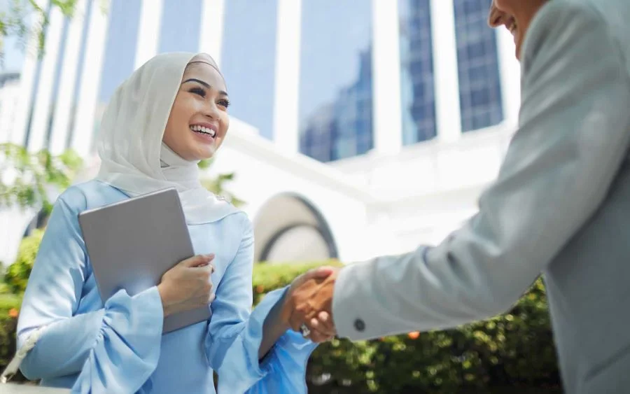 Chào hỏi bằng tay với nụ cười rạng rỡ và cái bắt tay nồng ấm thể hiện sự thân thiện, cởi mở và chào đón nồng hậu của người Malaysia