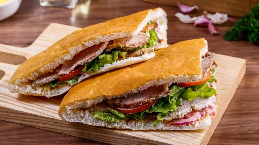 Doner Kebab đã trải qua nhiều sự biến tấu cho phù hợp với khẩu vị và sở thích của nhiều thực khách 