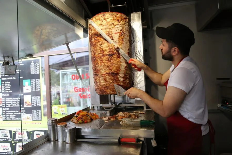 Bánh mì Doner Kebab sử dụng phần thịt được nướng chậm trên cây xoay dọc cực kỳ thơm ngon và đậm đà 