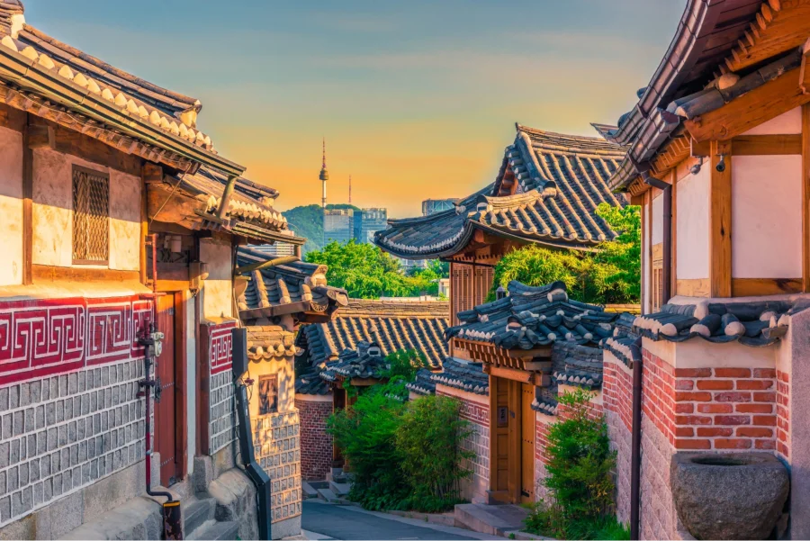 Làng Bukchon Hanok nổi tiếng với những ngôi nhà hanok truyền thống, cổ kính