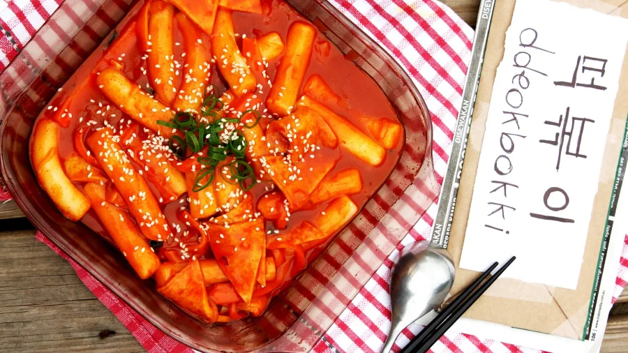 Bánh gạo cay Tteokbokki là món ăn vặt được yêu thích nhất tại Hàn Quốc